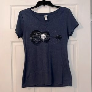 JUNIORS V NECK GUITAR SCENERY TEE : SIZE MEDIUM